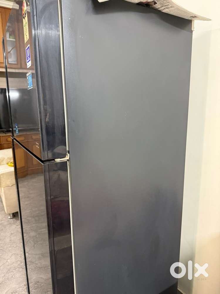 HITACHI 601 Double Door Refrigerator in excellent condition