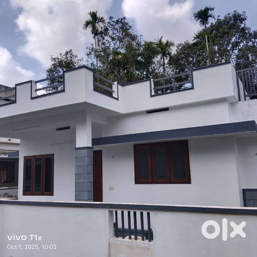 New house with 7.5cents plot North paravoor