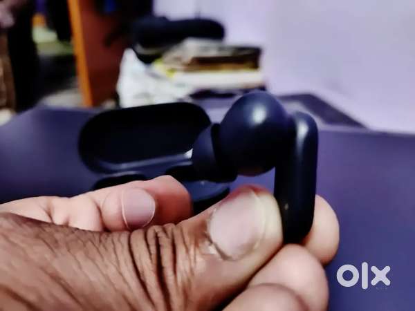 OnePlus Nord buds 2r with case and right buds