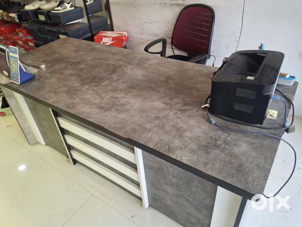 હેવી વુડન ટેબલ