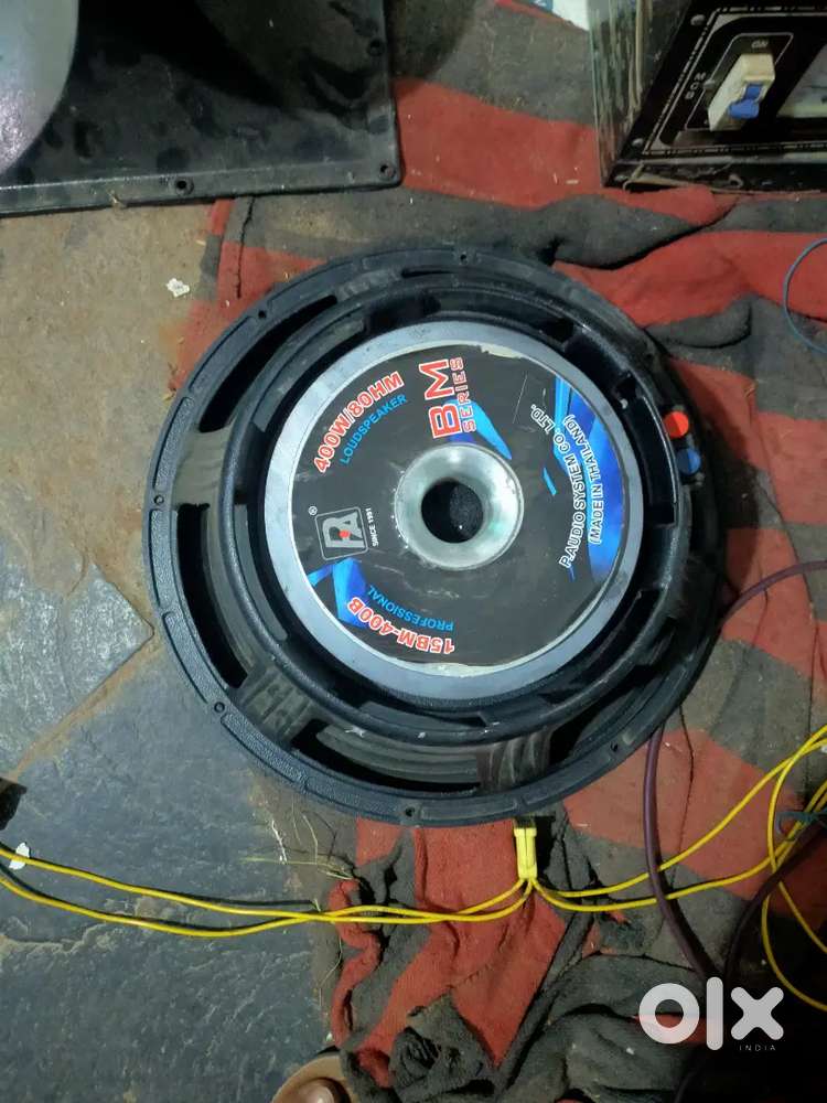 4 स्पीकर है ,2 स्कोप बेस कैबिनेट है।