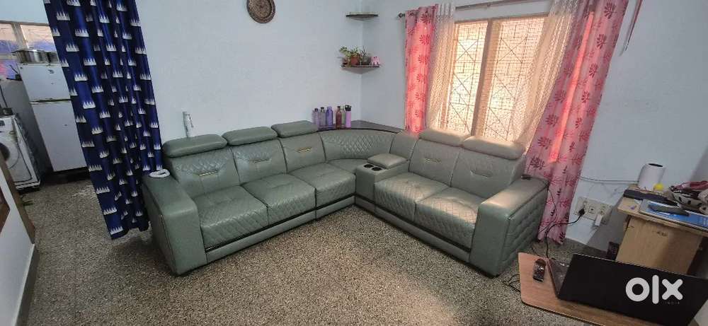 Beautiful 5 seater sofa in excellent condition with storage