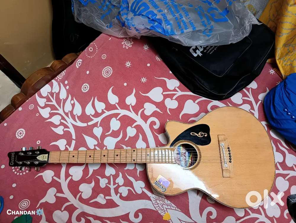 Givson Original guiter.
Guiter+ bag + belt + capo available.