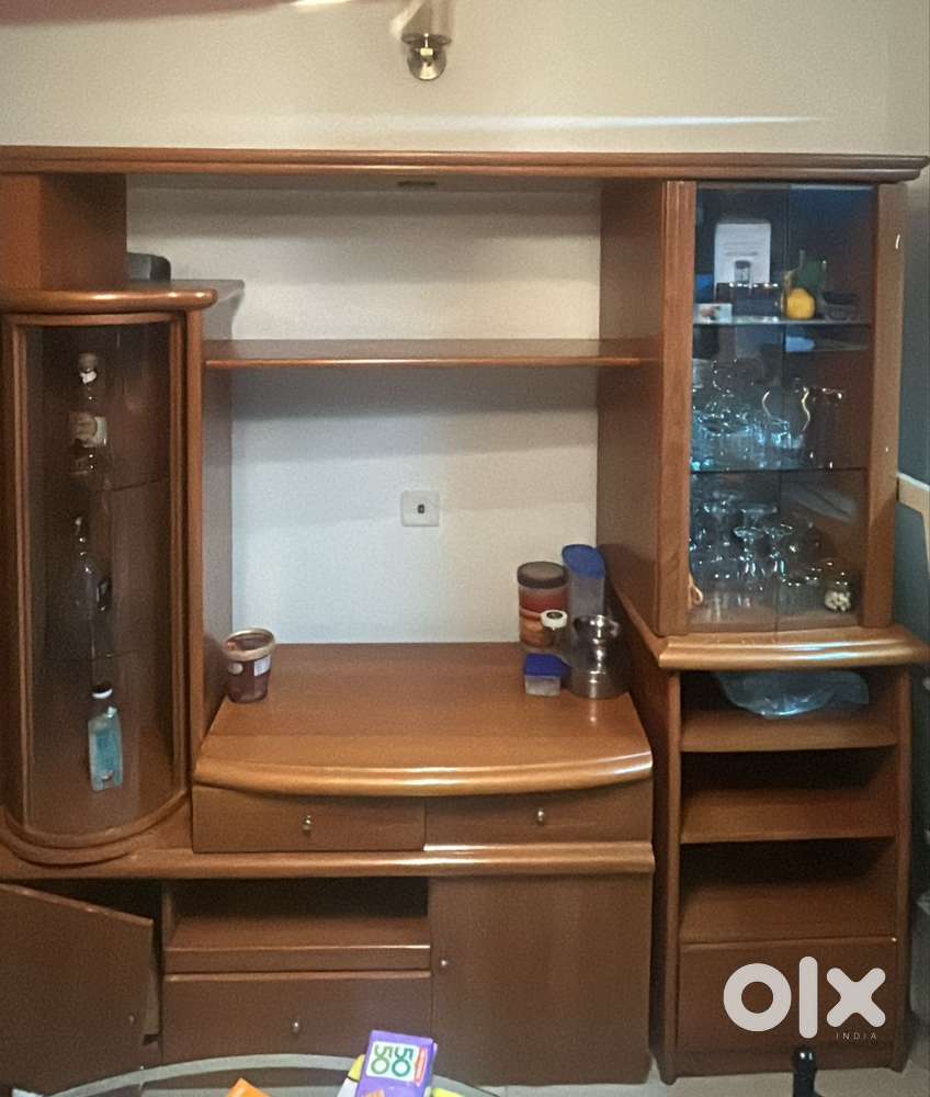 Bar and crockery unit