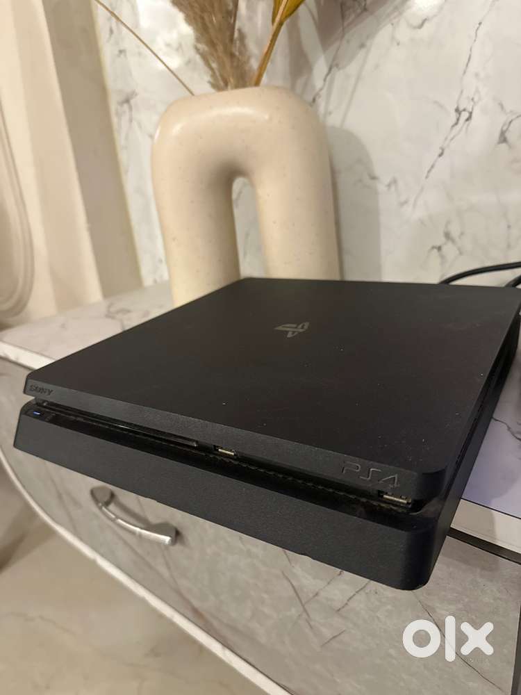 PS 4 1TB Excellent condition + 2 CDs free