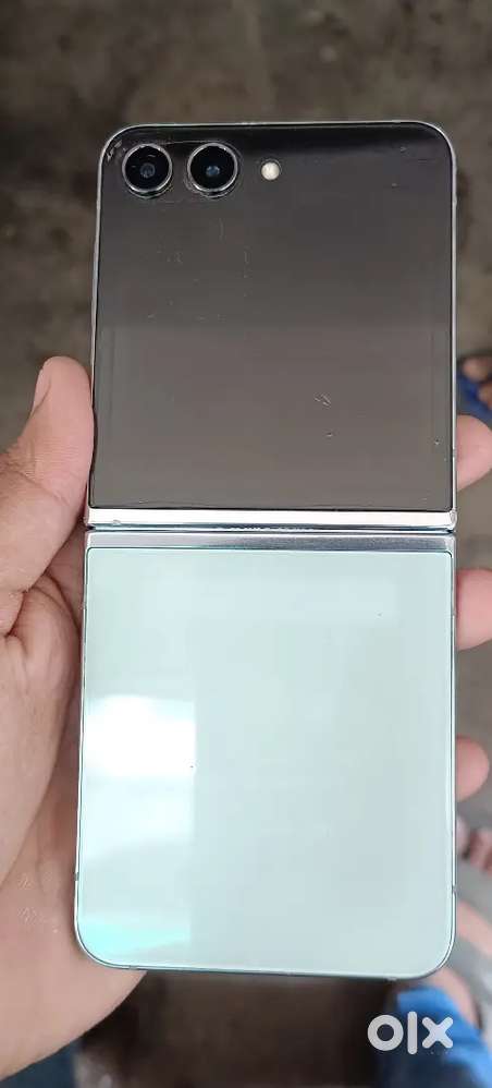 SAMSUNGZFLIP 5 IN OG CONDITION DM FAST(URGENTSALE) exchange available