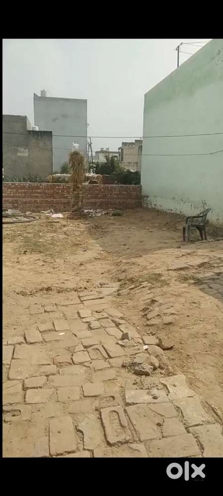 Hamen ye plot bechna hai