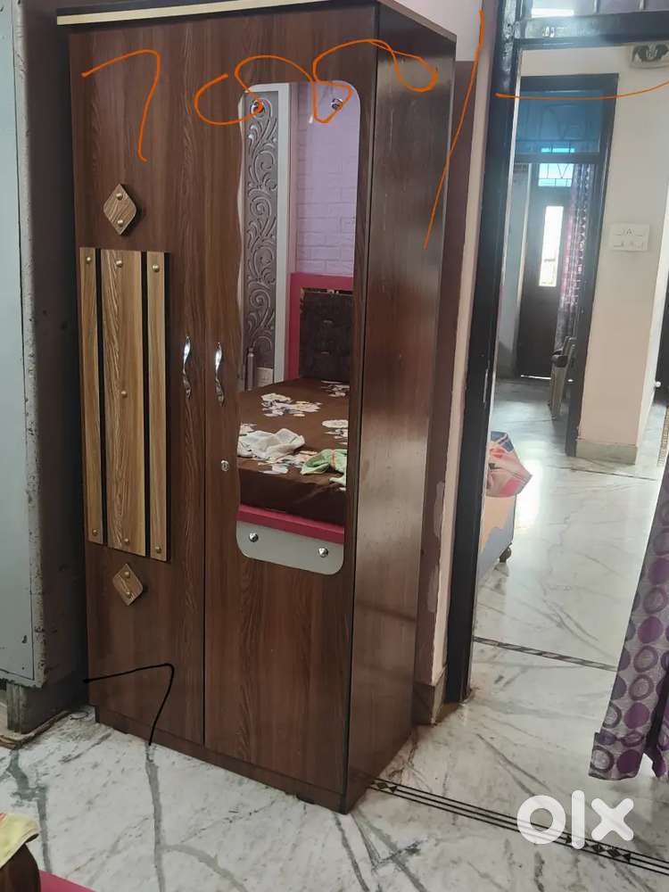 लकड़ी की अलमारी