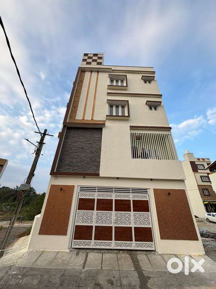 BDA Individual corner triplex house with lift and garden