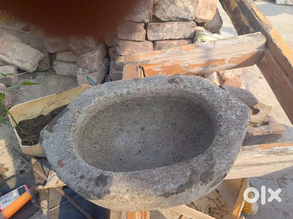 “Purana Hand-Carved Pathar Ka Bowl – Bird Bath / Garden Decor”