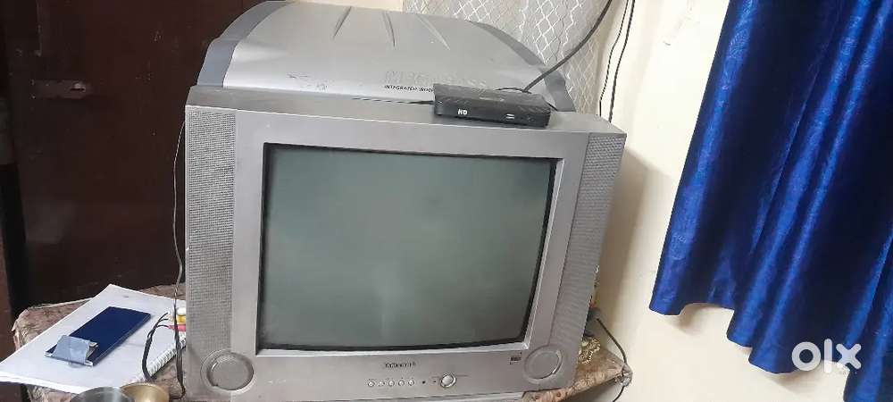 samsung Tv with attached big speaker