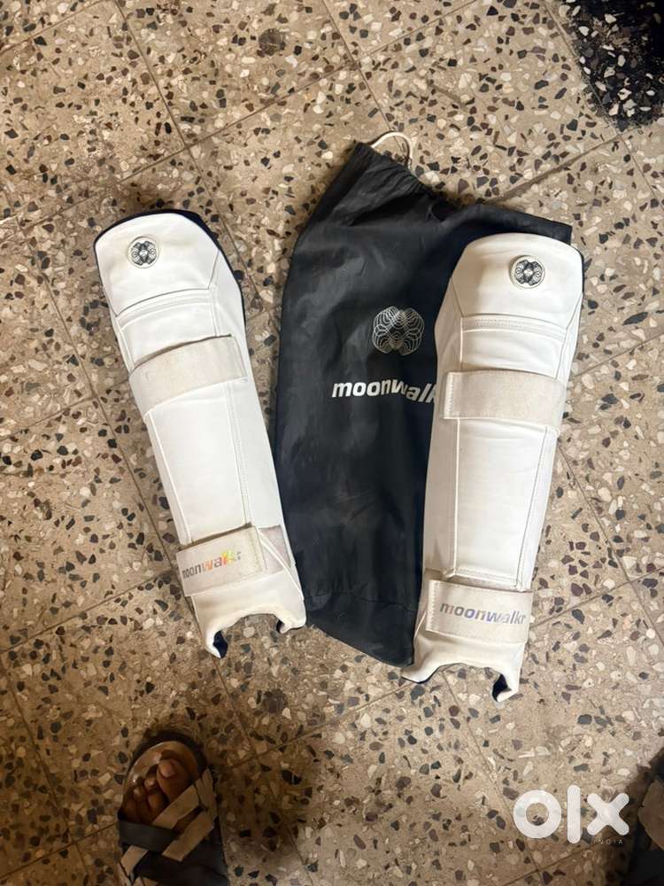 Cricket wicket keeping pads