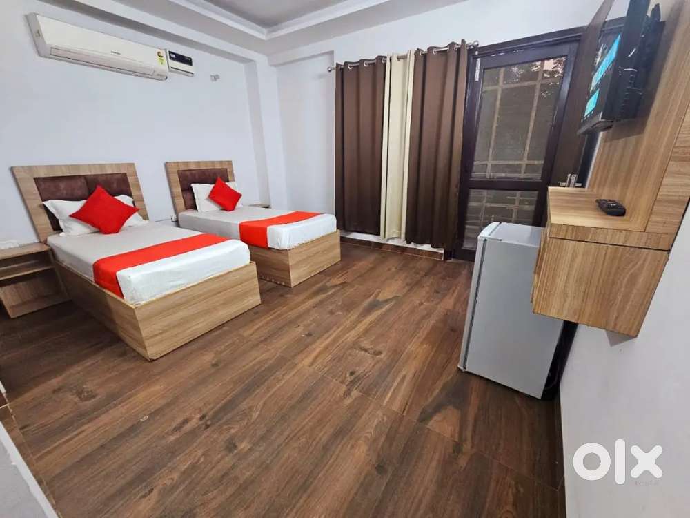 PG Near DLF Centre Court, Rapid Metro, Horizon Center, Care Health