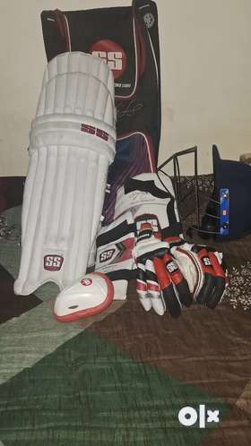 Selling cricket kit and spikes shoe in good condition very less uesd .
