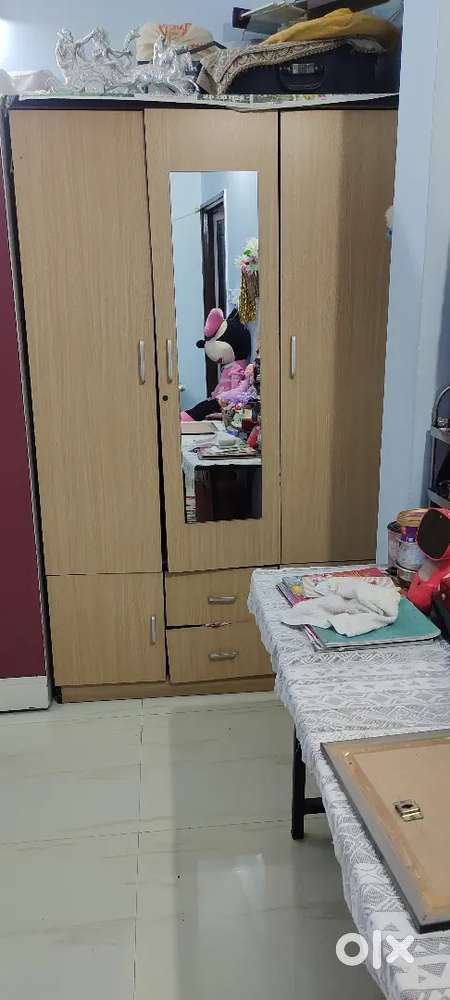 Wardrobe with 3 doors