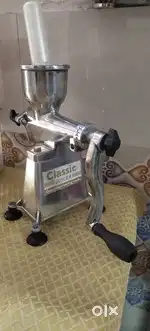 Manual juicer machine