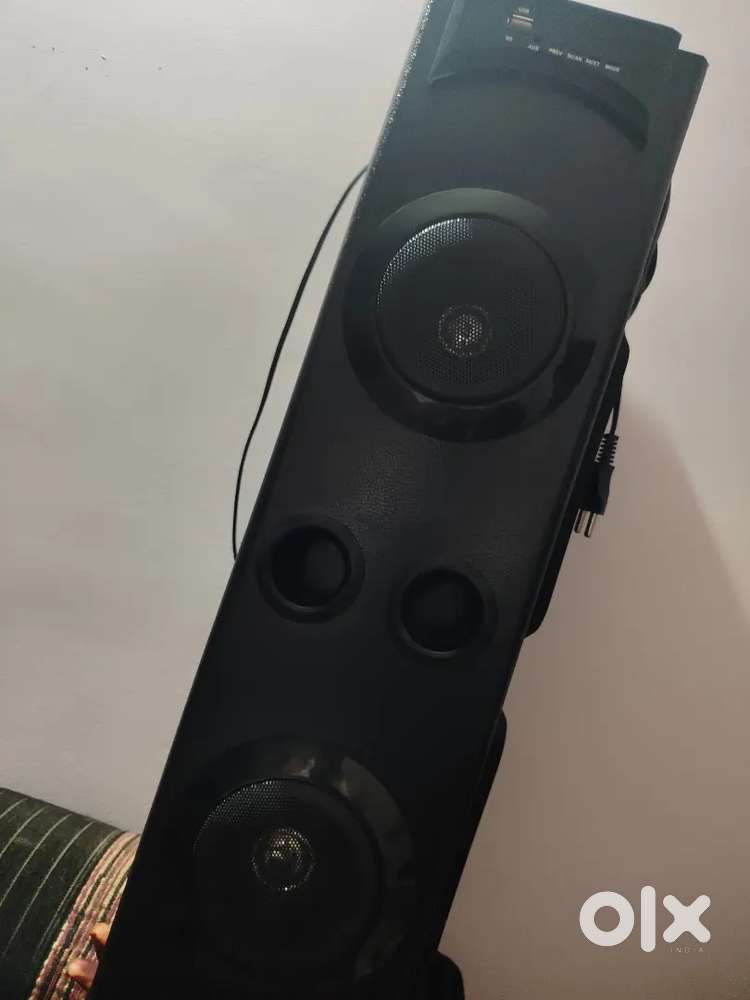 This the speaker bass is best and light is also there in this speaker