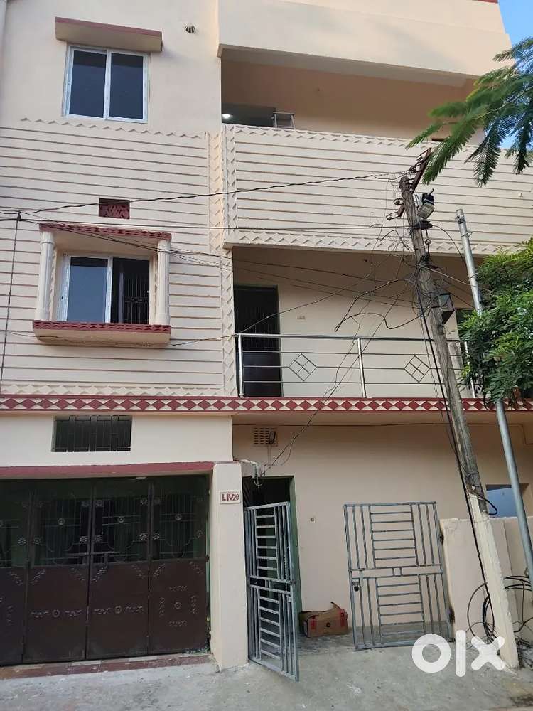 Beds available for students and professionals. Single, double sharing