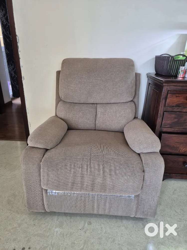 2 peices of Hometown Recliners