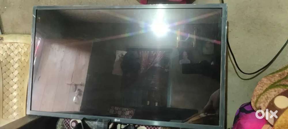 L G tv 32 inc good condition price 9000