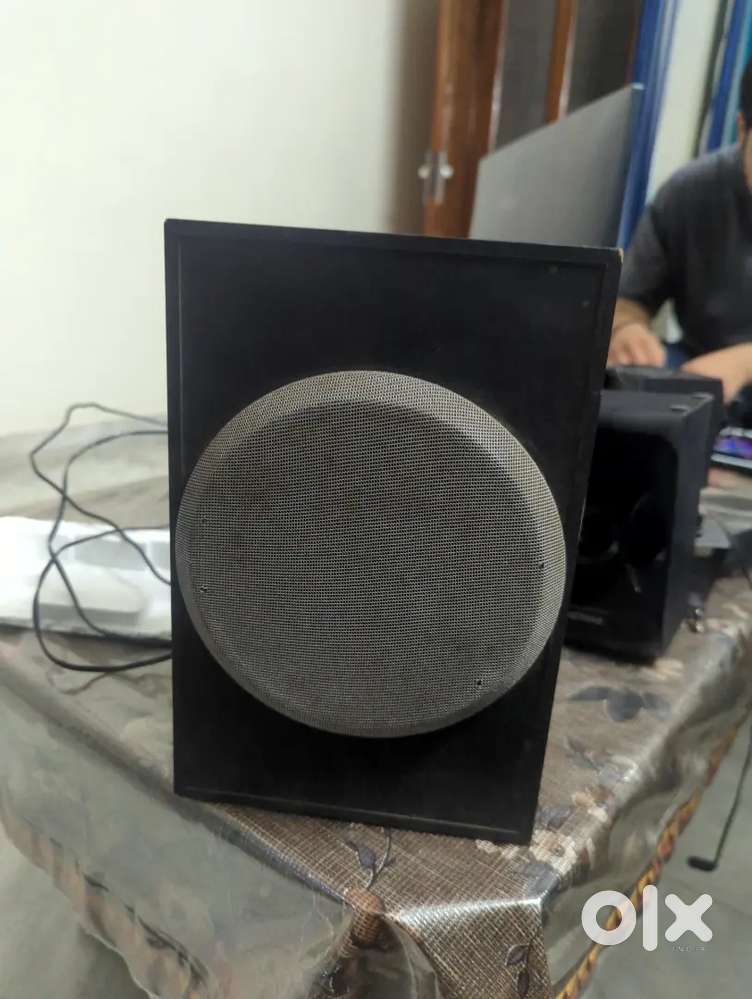 1 large speaker with 2 mini