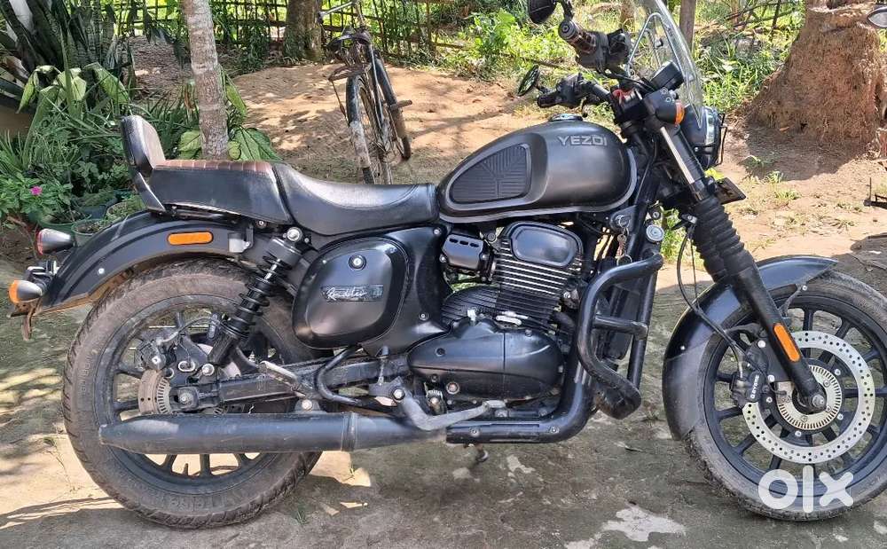 Yezdi Roadster 2023