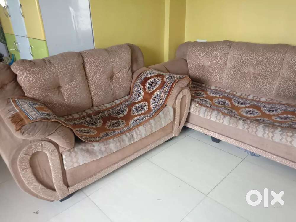 Sofa set 3+2 sitter for resale. Only for 5000/-