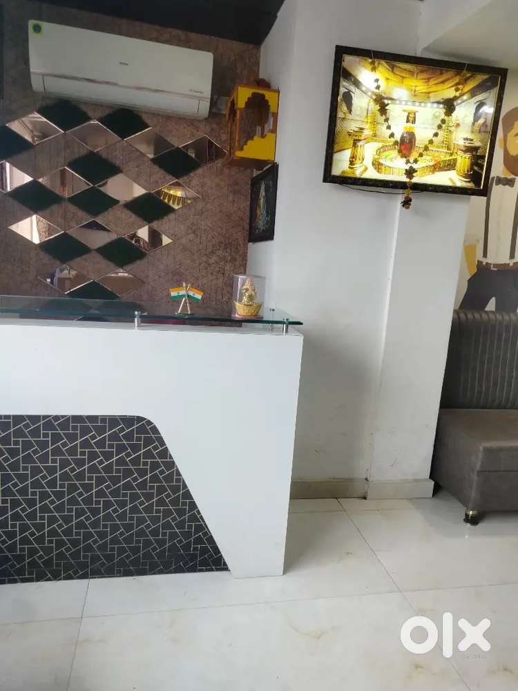 Salon mai management and beautician ke liye need hai