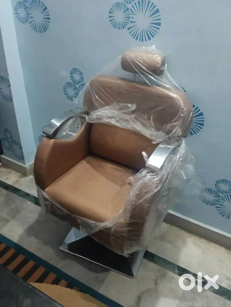 Parlour chair with headwasher