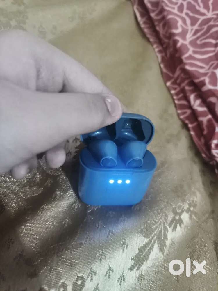 Ear buds of boats