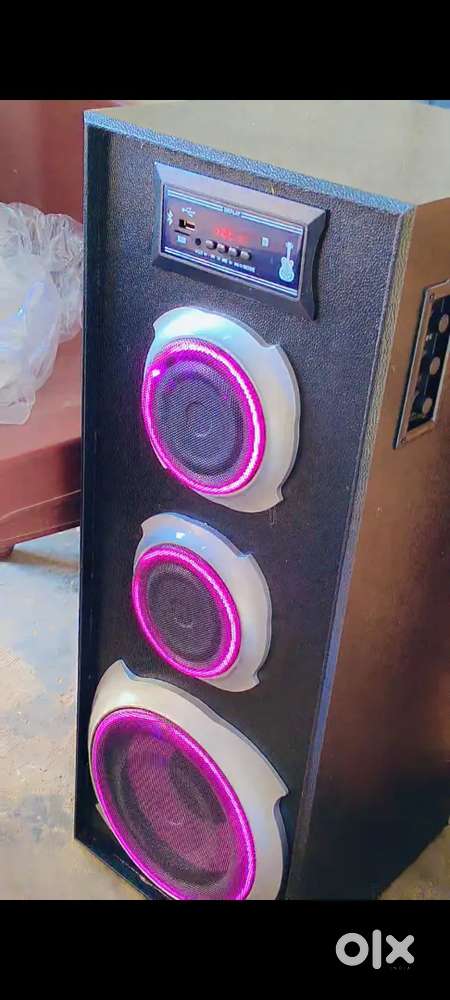 Speaker with bass candy