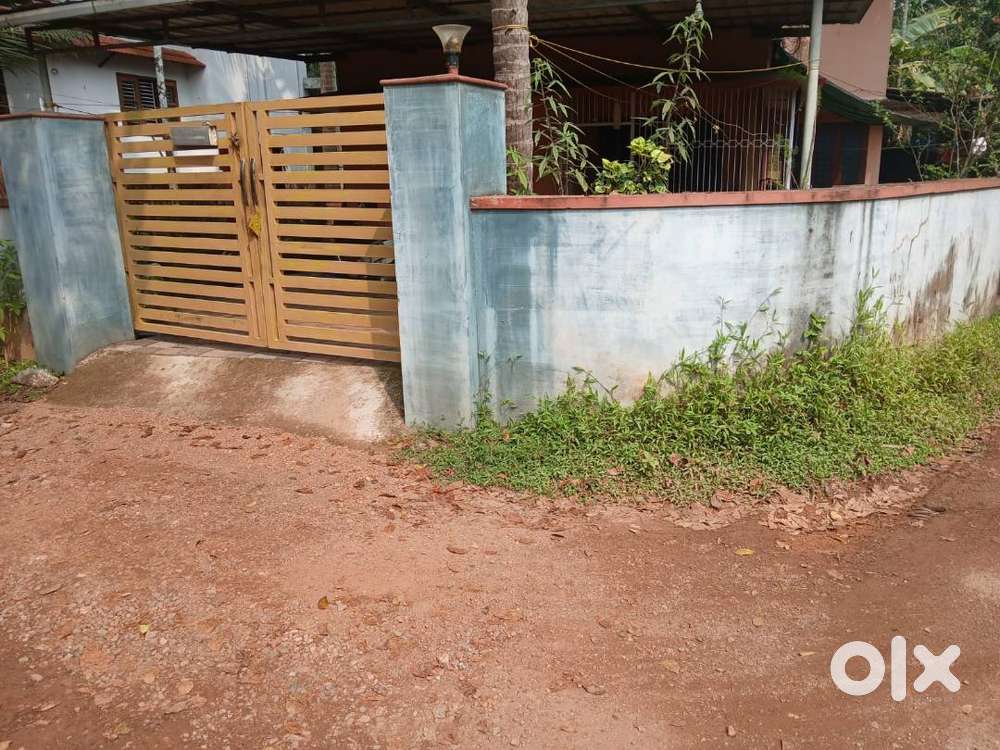 Chokli Nidumbram,Beautiful road side house for sale located in 7 cent