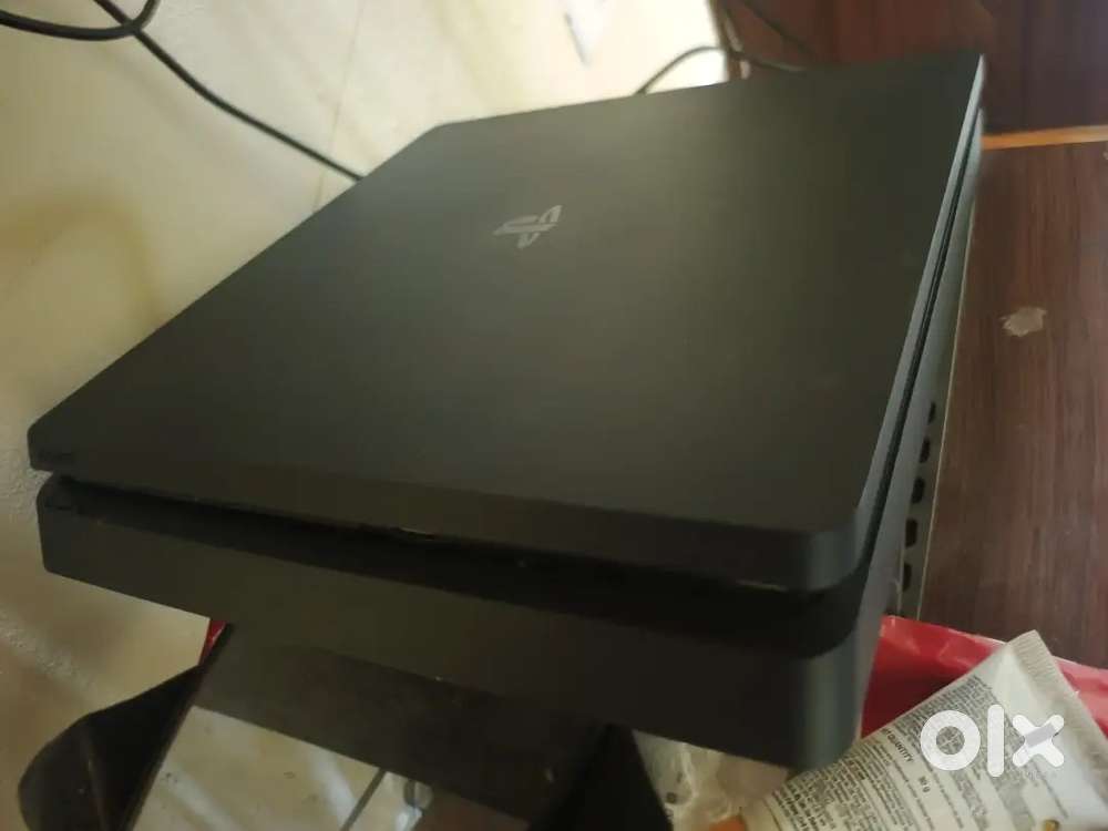 Playstation 4 ps4 1tb with 1 year deluxe subscription