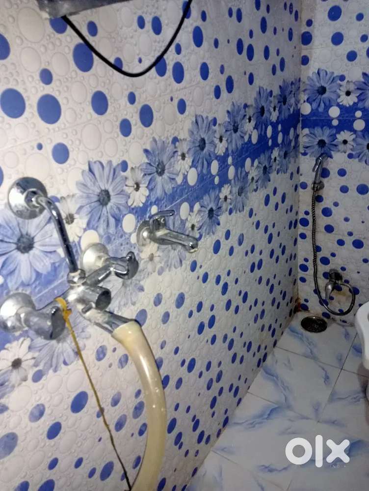 1bhk flat hai sapret bathroom kitchen