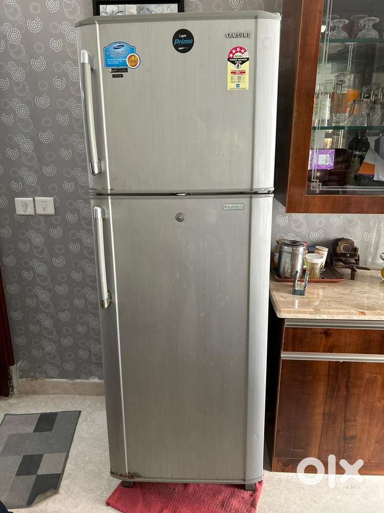 Samsung 315 Litre 4 star double door refrigerator with metal stand