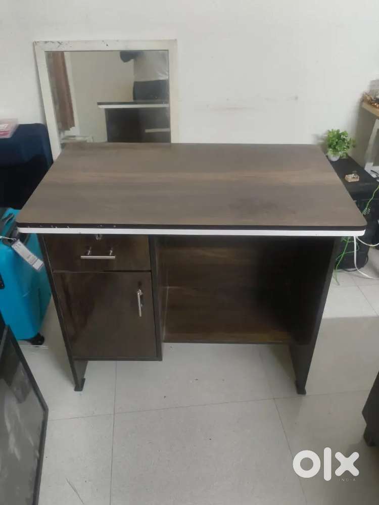 Computer desk in good condition