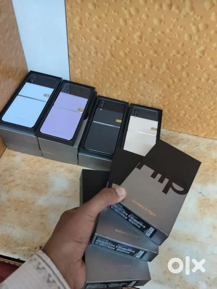 Samsung flip4 5g 256gb box packed with bill nd seller warranty
