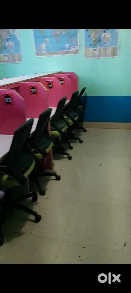 38 seats ki Library hai 38 Rolling chair ke sath seats 2.5 × 2.5 hai