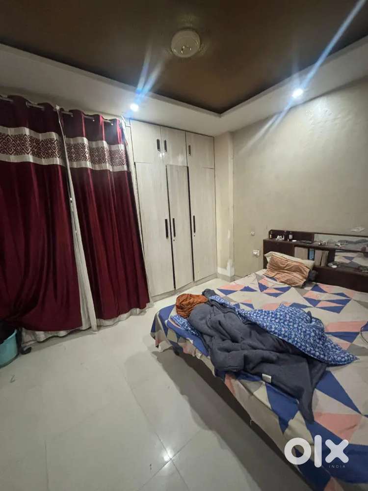 1 room available in 3 bhk pre occupied flat
Separate room