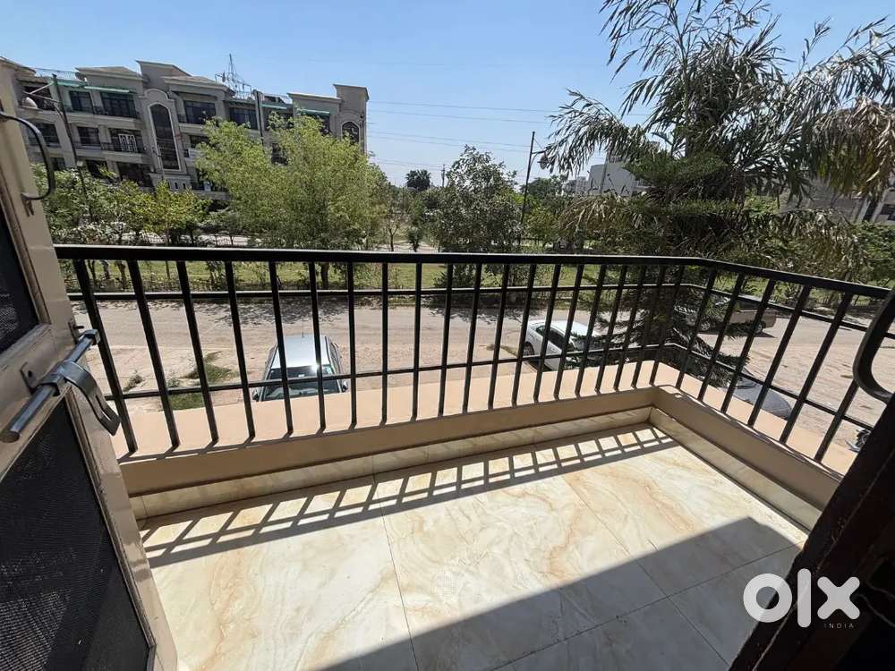 200Gaj Flat for sale only 60lac sector 125 sunny enclave