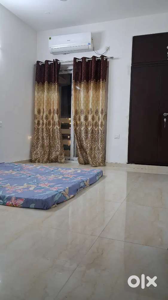 Flat me ek single room (with washroom) khali hai, meal available