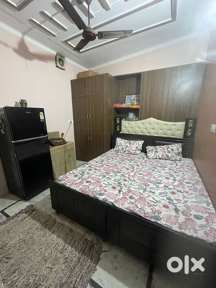 Tolet fully furnished room for girls