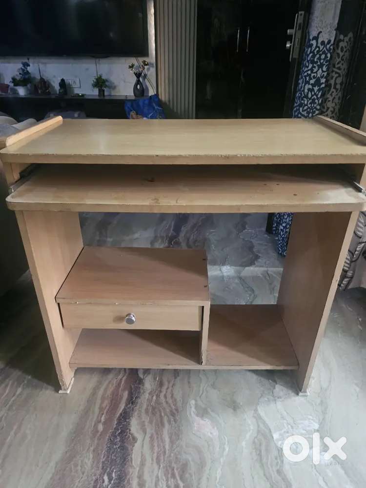 Computer table