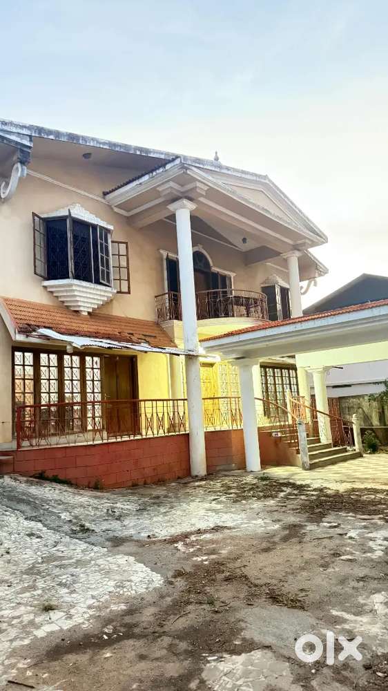 4 BHK big house 15 Cent Thycaud near Vazthacaud