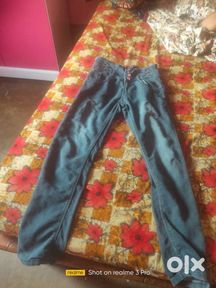 Straight jeans with black colour