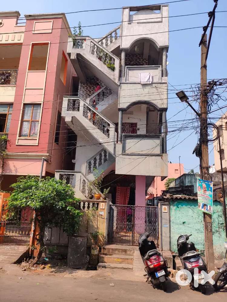 Individual 3 floors building for sale