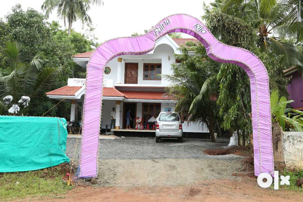 21 cent road side plot with house near Thrissur Round