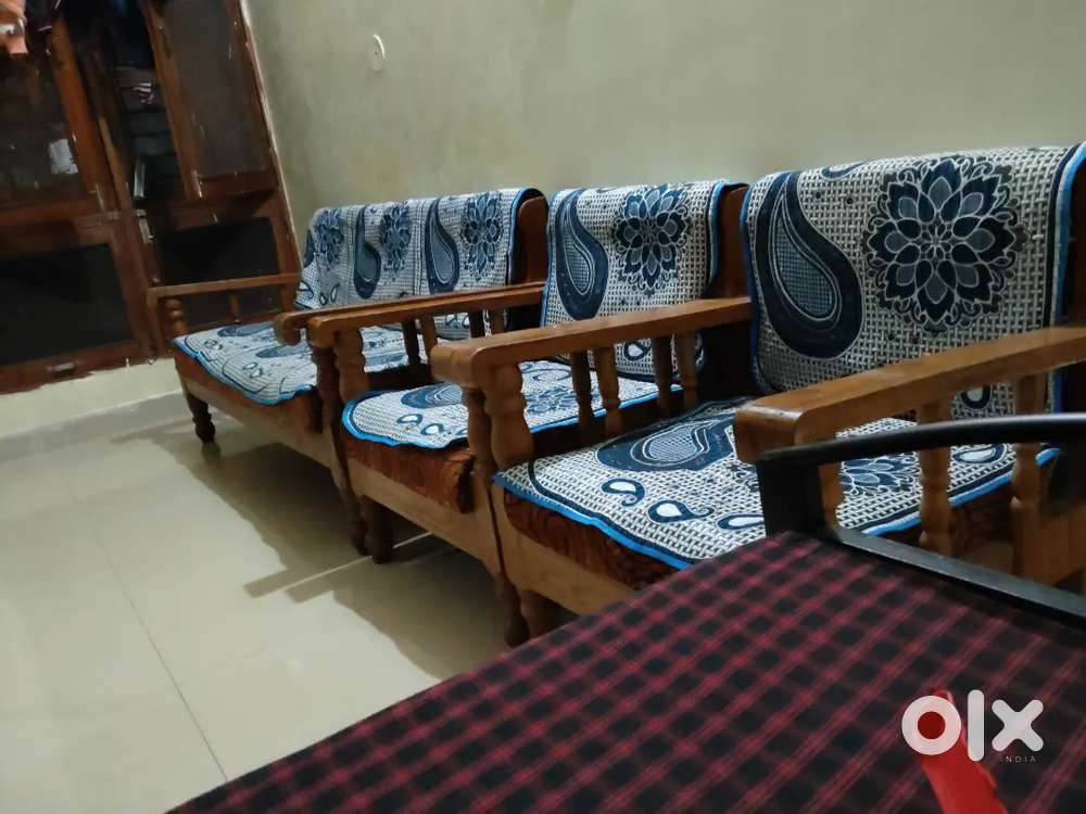 Sagvan lakdi se bna hua sofa