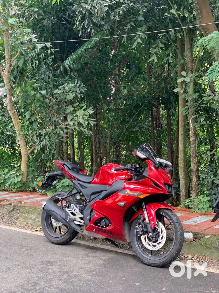 R15 V4 metallic red
