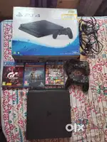 Ps 4 with 2 controller and 3 games